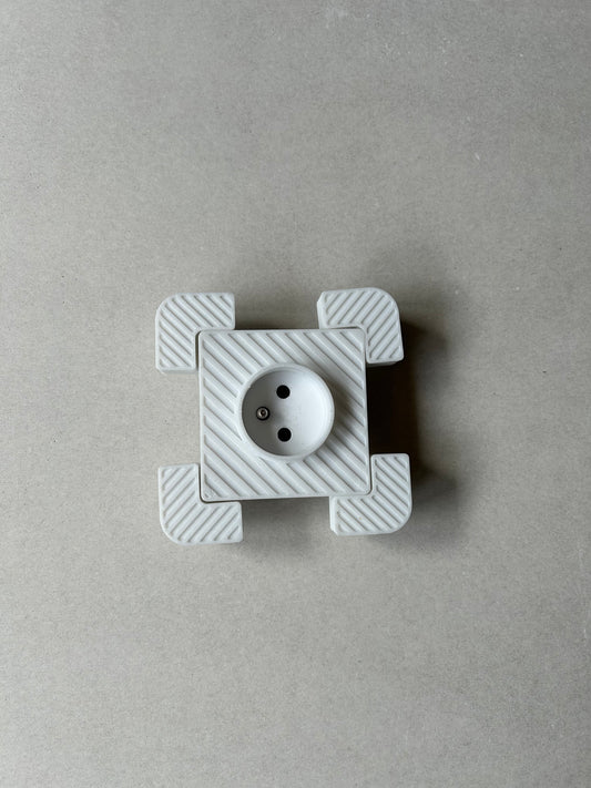 Tegelbaar Stopcontact ''Hidden socket'' The Legrand Valena Life pasvorm