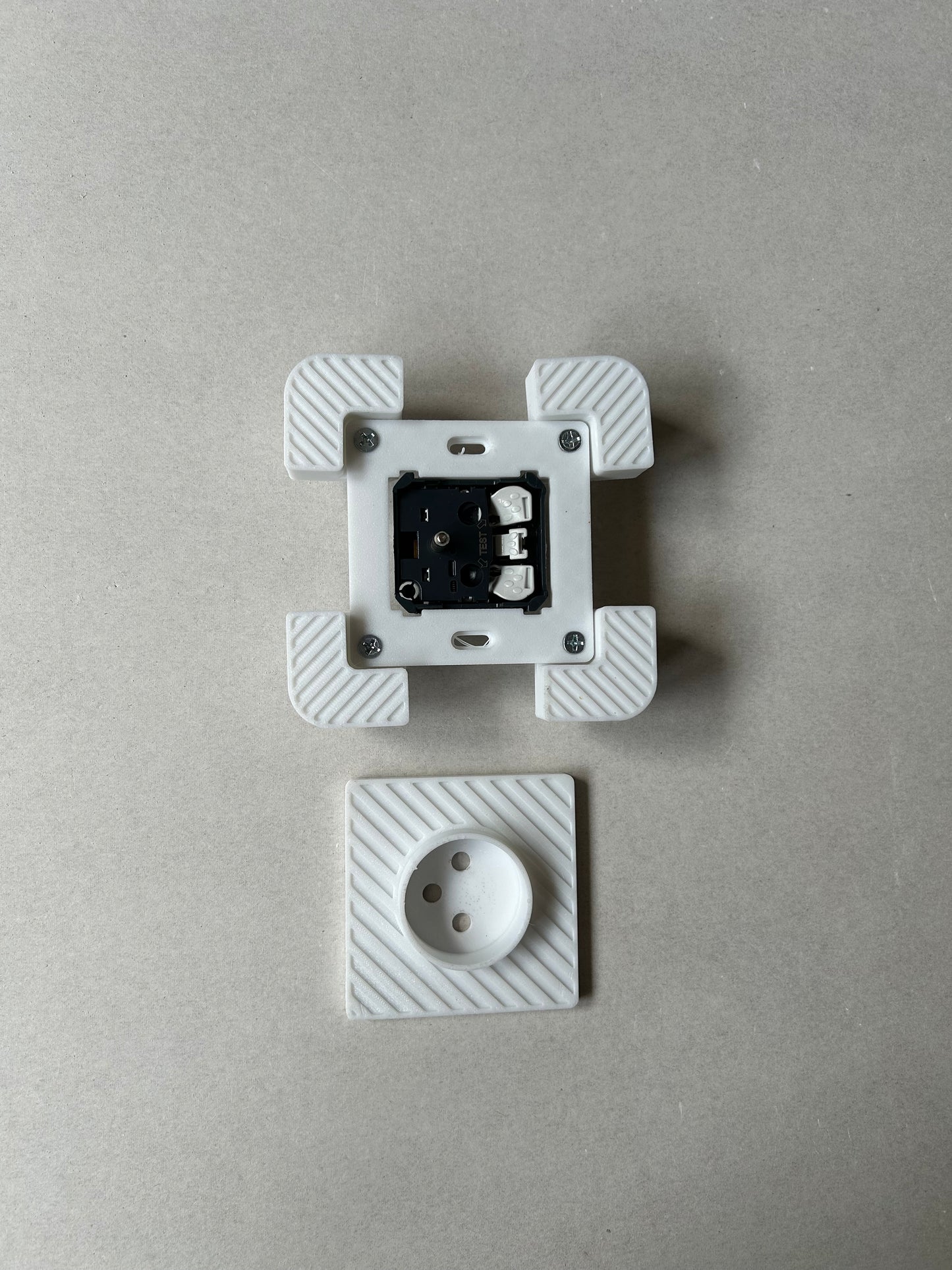 Tegelbaar Stopcontact ''Hidden socket'' The Legrand Valena Life pasvorm