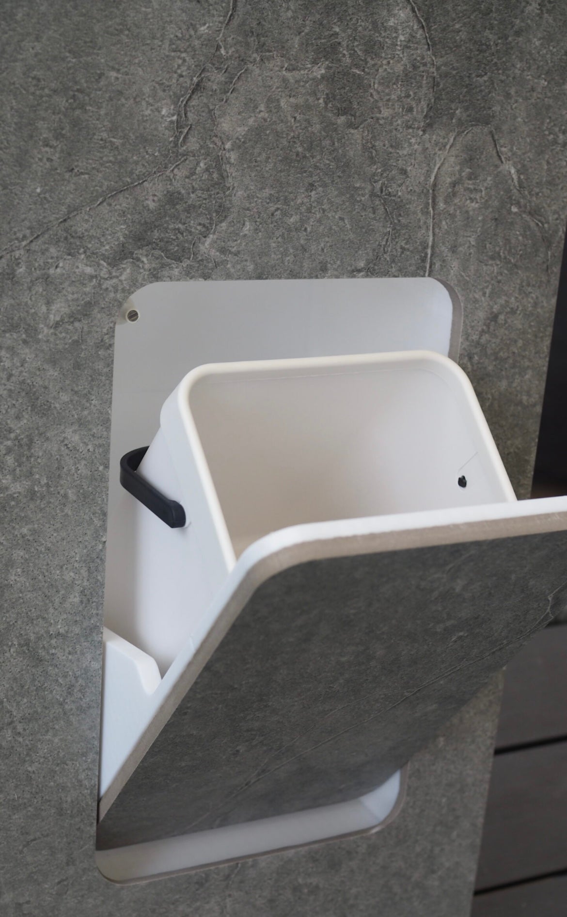 Hidden Waste bin - Betegelbare prullenbak - Badkamer - Badkamer Trend 2025